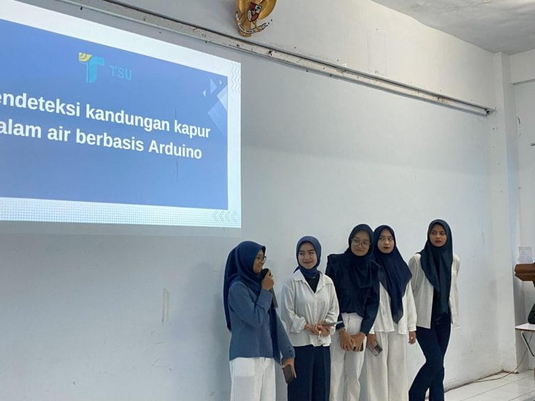 Presntasi proposal PKM Tiga Serangkai 2025 oleh mahasiswa